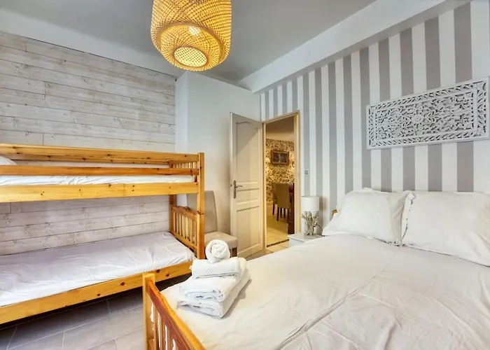New 2-Bed Central Cannes Apt